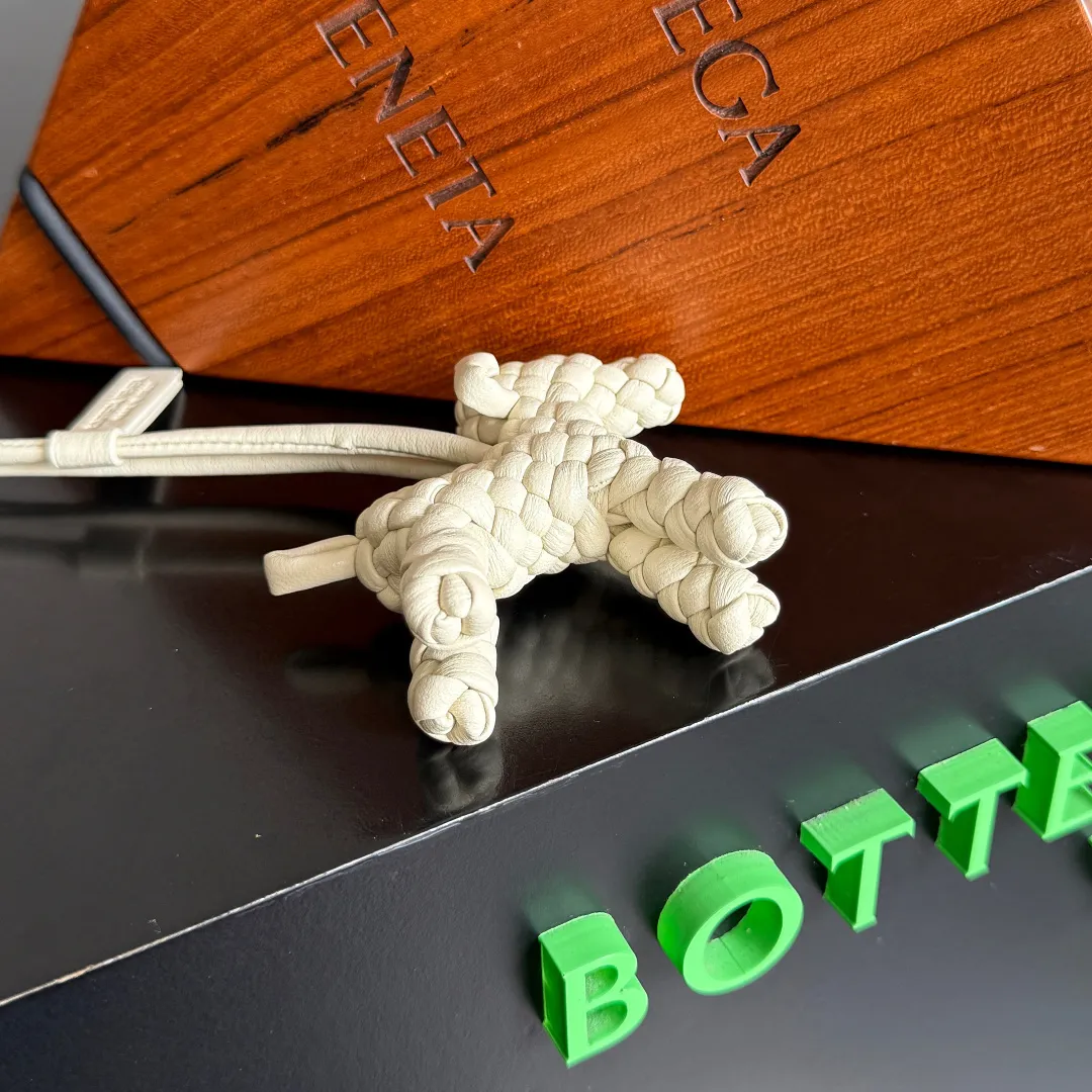Batch 540 BOTTEGA VENETA2025 new puppy-shaped pendant braided puppy is now online😎The leather braided puppy-shaped pendant can be hung on any handbag, and it is as cute, delicate and colorful as it matches with a bag. Cute and cute, it will touch your heart at any time. It can be hung on bags or keychains. Who can resist such a cute puppy💓 Style number: 807068